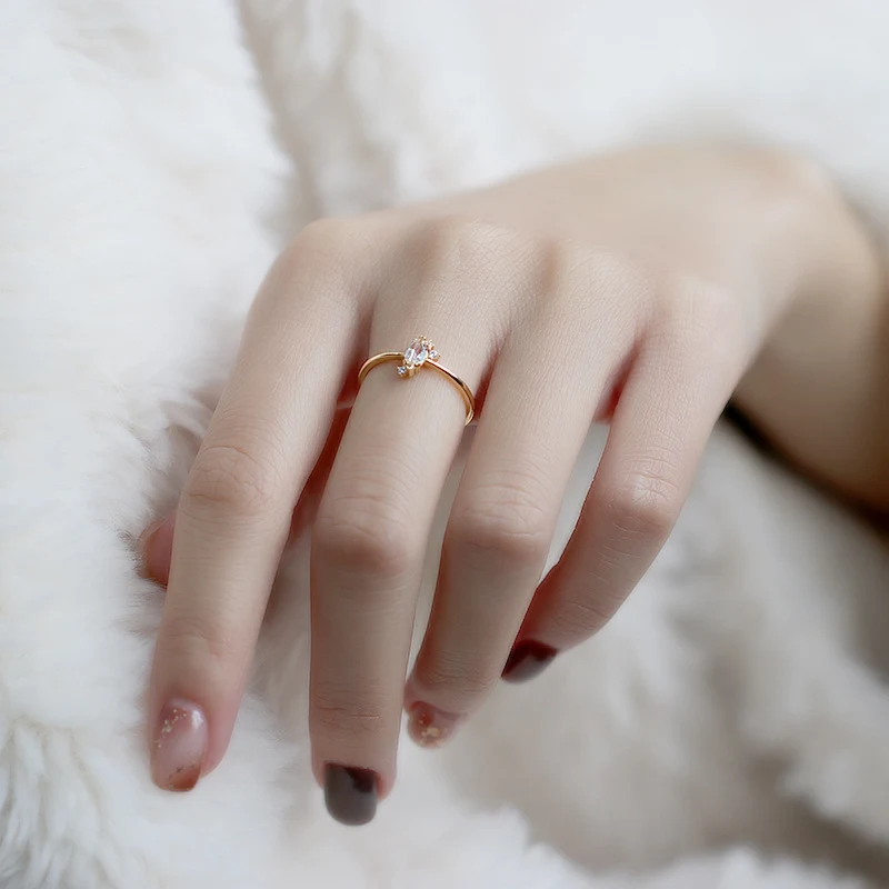 S925 zilver vergulde damesring met natuurlijke witte kristal. Een elegante ring die je natuurlijke schoonheid accentueert en een vleugje verfijning toevoegt.