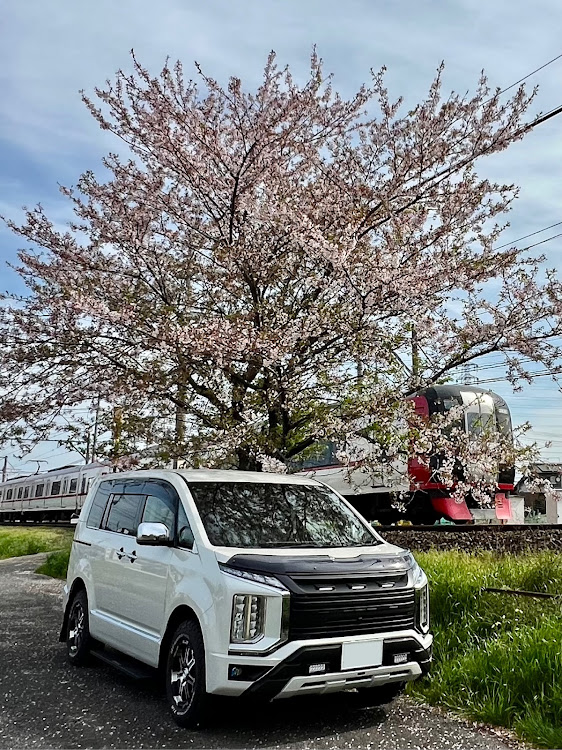デリカD:5のお題に乗っかってみた・サクラと愛車・桜とコラボ・名鉄電車・食うチューンに関するカスタム事例の投稿画像2枚目