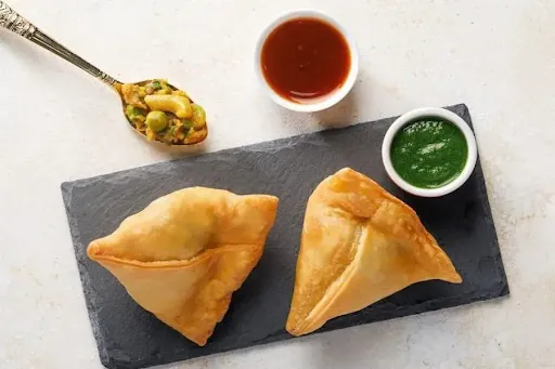 Paneer Samosa With Chutney.