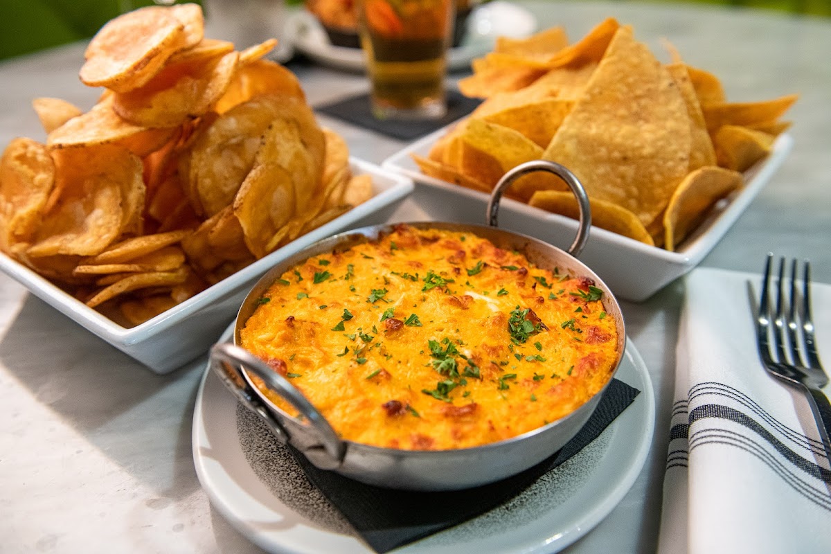 buff dip | 
shredded chicken breast | fluffy, gooey buffalo cream cheese | buttermilk ranch | sharp Vermont cheddar | choice of hand-cut potato chips, freshly fried tortilla chips, ½ & ½ or with all veggies |
keto w/veggies