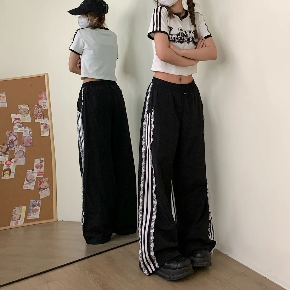 Sportliche schwarze Hose mit Spitzenbesatz am Saum, für Training und Freizeit. Bietet Komfort und Stil, ideal für aktive Frauen.