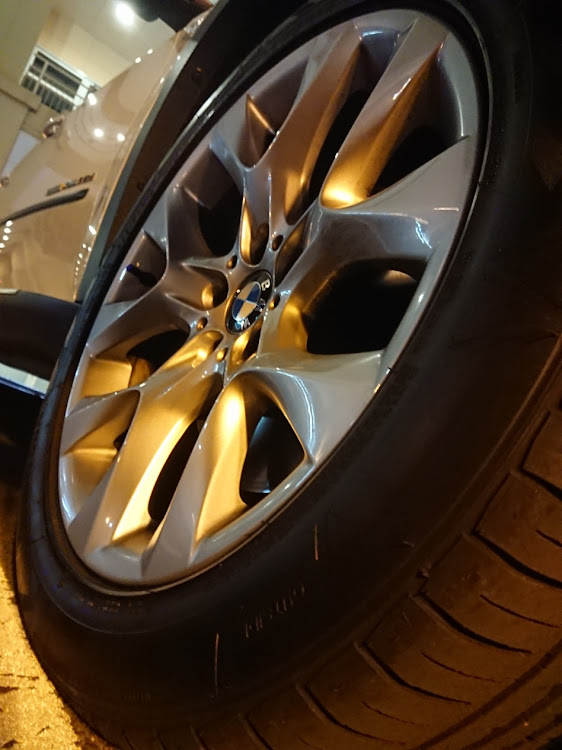 X5の貧乏サラリーマンのX5・明野アクロス・大分・純正19インチAW・車体落とすときにホイールも変えますに関するカスタム事例の投稿画像2枚目