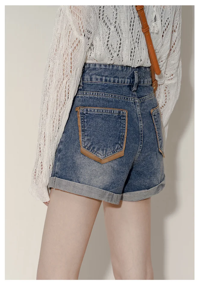 Dames denim shorts met hoge taille en curling design. Stijlvol en flatterend, perfect voor een casual look met comfortabele pasvorm en een trendy uitstraling.