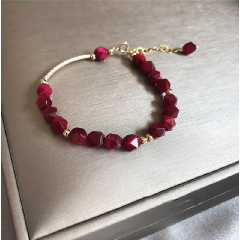 Bracelet en pierre Œil de Tigre à coupe géométrique. Élégance et protection énergétique au quotidien, pour hommes et femmes.
