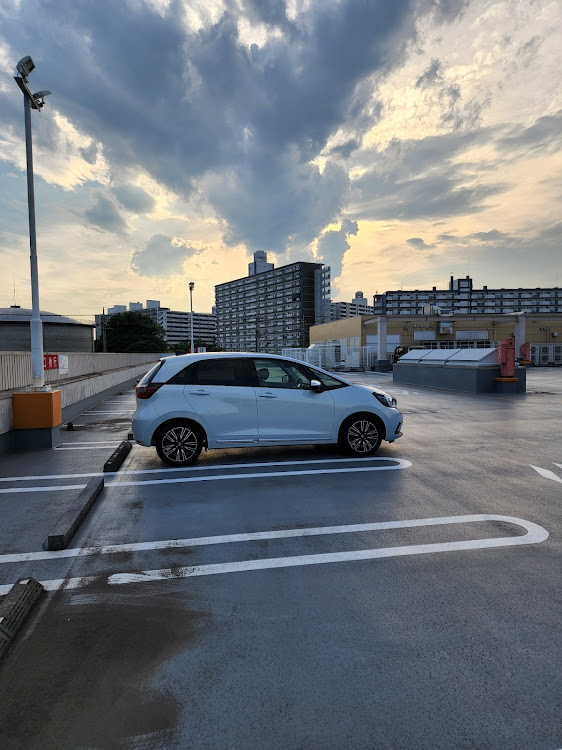 フィットのマーケットシティ所沢の屋上駐車場・自宅の駐車場に関するカスタム事例の投稿画像2枚目