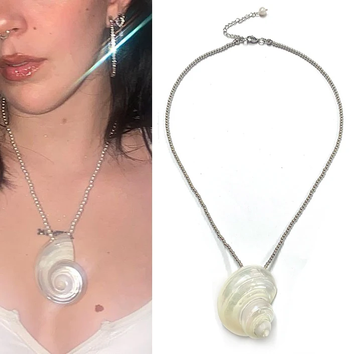 Korte ketting met natuurlijke barokke zoetwaterparels en schelp, een stijlvol sieraad voor een elegante uitstraling.