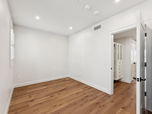 White bedroom with wooden floor - Property rental in Washington, 1 bedroom