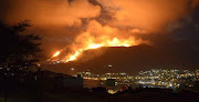 Crews from Table Mountain National Park, VWS and NCC are busy working #KarbonkelbergFire. Huge flame lengths, very thick vegetation and extremely strong winds are making progress slow but crew push on nonetheless.