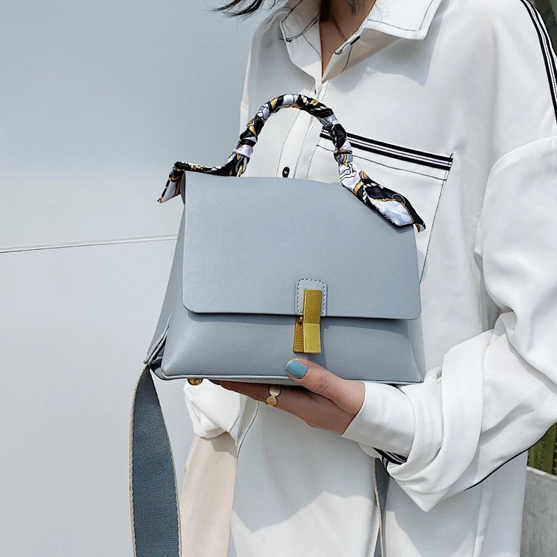 Sac à main bandoulière femme avec écharpe, chic et pratique. Le compagnon idéal pour transporter vos essentiels avec élégance.