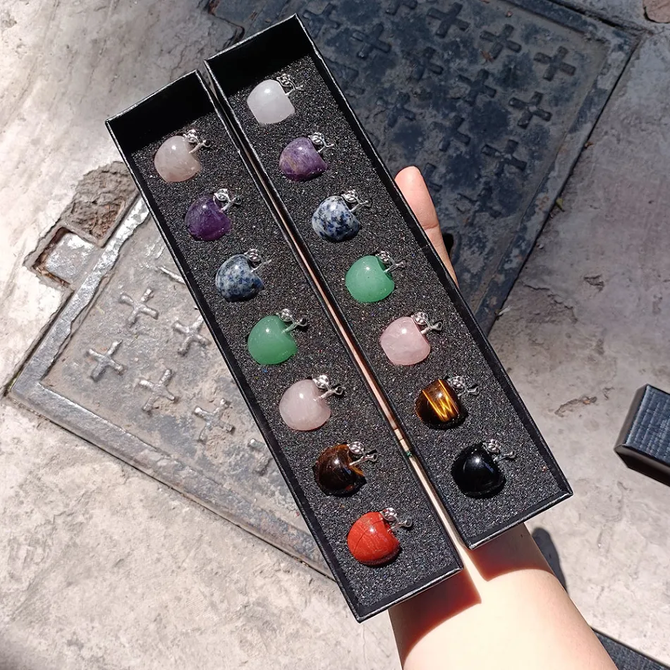 Petits bijoux en cristal naturel d'émeraude colorée, parfaits pour un usage quotidien et des cadeaux, ajoutant une touche de sophistication discrète.