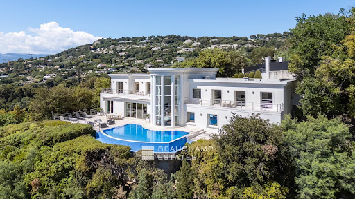 Villa with pool 1