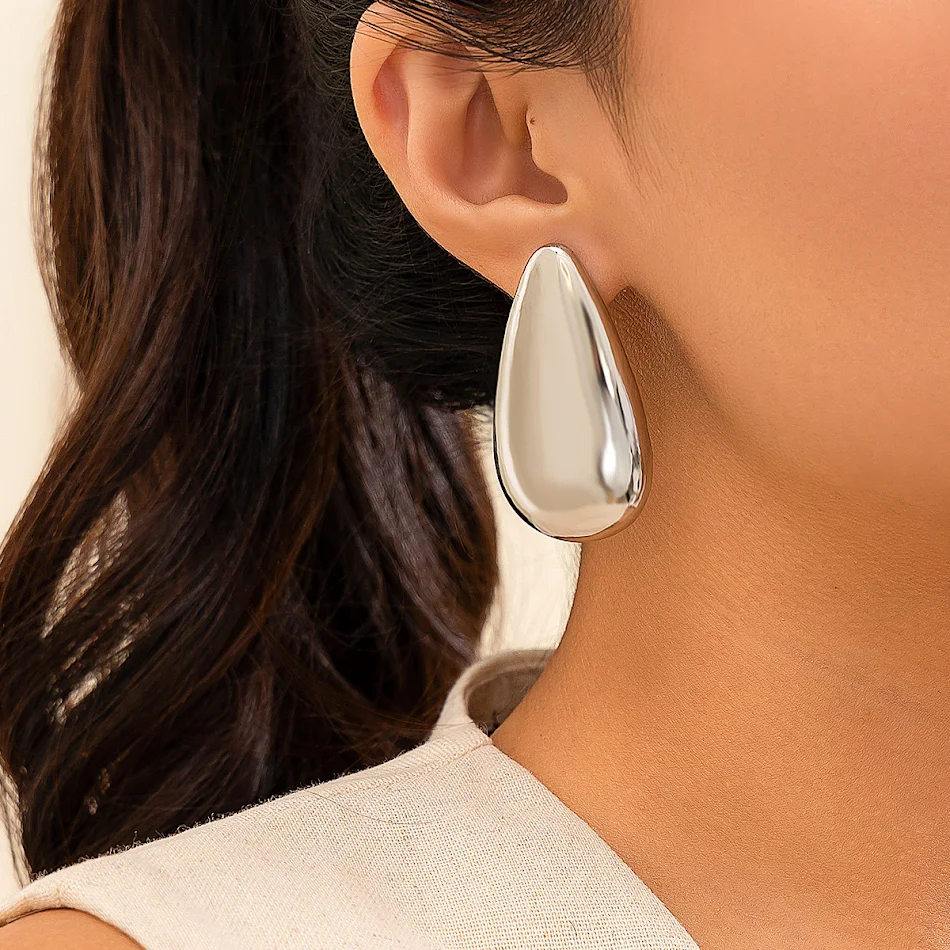 Brincos de pressão femininos em formato de gota d'água brilhante, design de feijão, perfeitos para adicionar elegância ao visual.