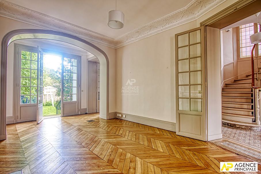 Location  maison 9 pièces 208 m² à Versailles (78000), 5 087 €