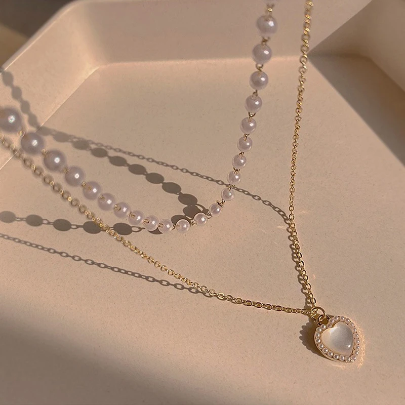 Dames parelketting met dubbele laag opaal hart. Subtiele sieraden voor een elegante look. Ideaal cadeau voor dames die van sieraden houden.
