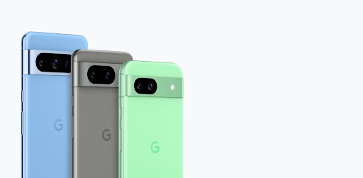 Le Pixel 8 Pro, le Pixel 8 et le Pixel 8a sont debout l'un à côté de l'autre.