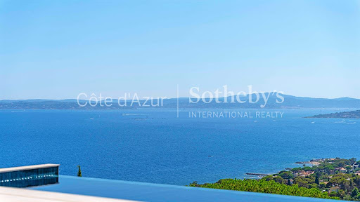 Seaside villa with pool and garden 1