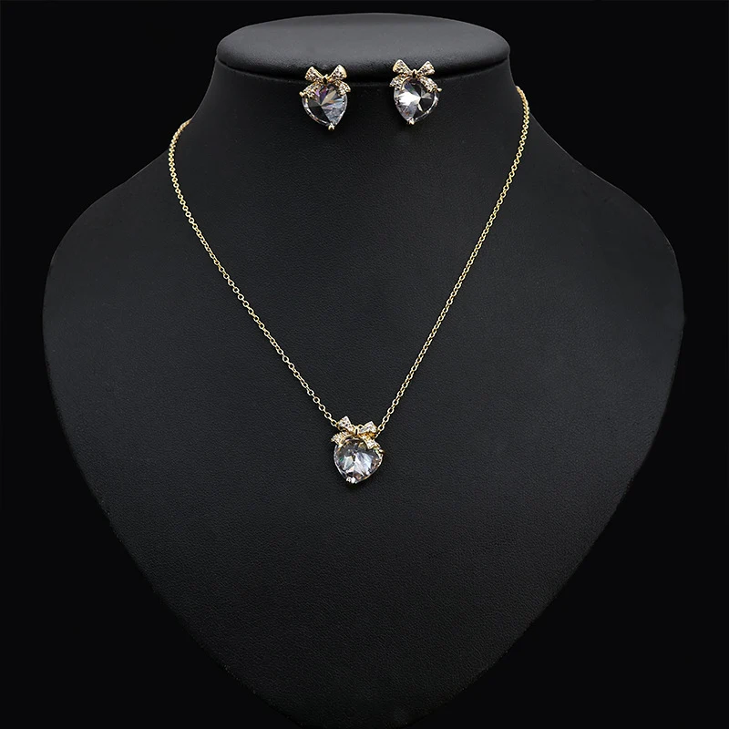Conjunto de colar, brincos e enfeite fashion – Adicione um toque de elegância ao seu visual com este conjunto versátil e charmoso.