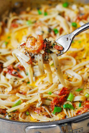 Garlic Shrimp and Sun-Dried Tomatoes with Pasta in Spicy Creamy Sauce