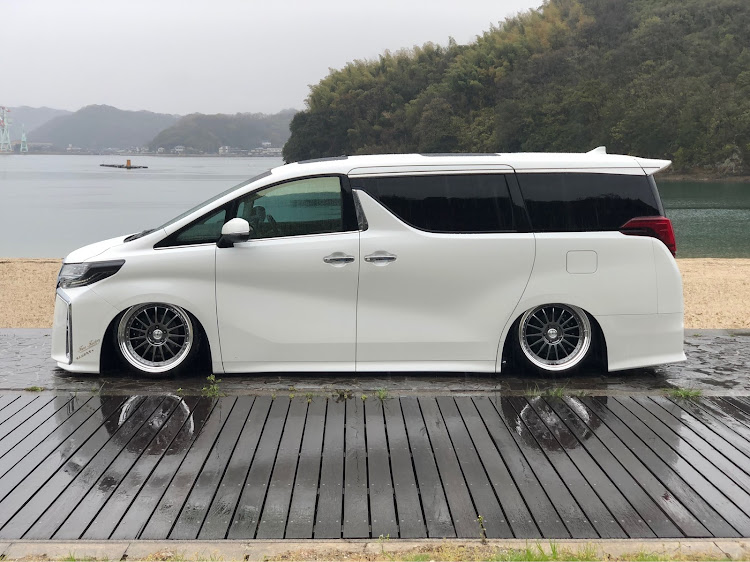 アルファードのfura factory・けんのじ〜・雨男黒八・クレセントビーチ・ラストコラボに関するカスタム事例の投稿画像23枚目
