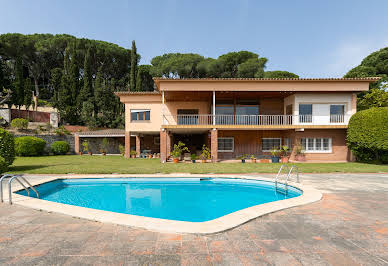 Villa with pool and garden 12