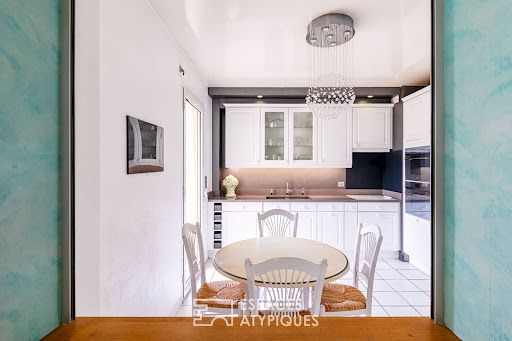 Modern kitchen with round table - Buy this luxury house in Cormeilles-en-Parisis, 6 rooms, 3 bedrooms
