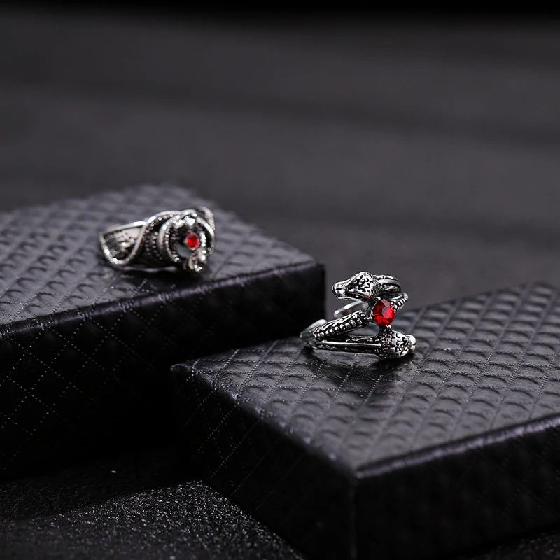 Bague d'index vintage enroulée et bracelet pour deux personnes, un cadeau unique qui symbolise l'amour et l'union intemporels.