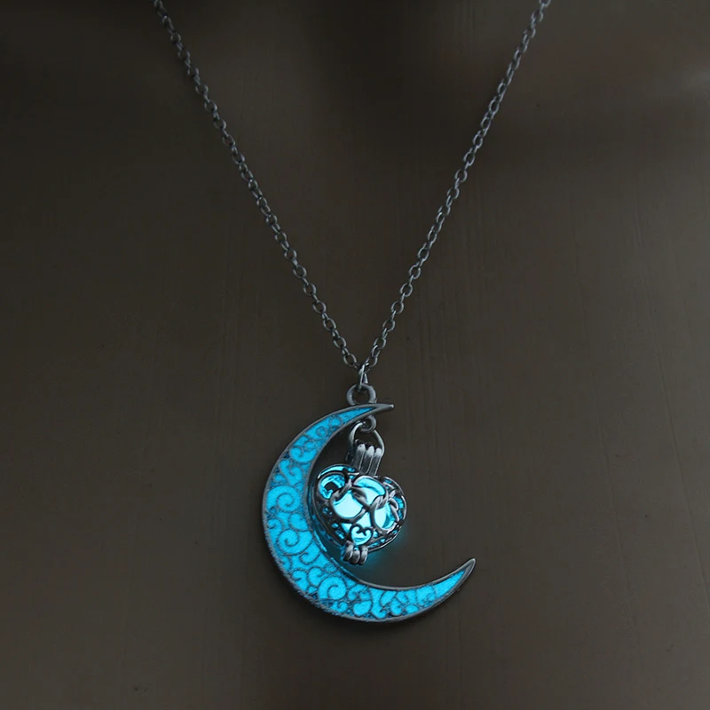 Colliers pendentif lumineux Chaîne argentée pour femmes et filles Bijoux étincelants pour toutes occasions. Cadeau parfait. Collier élégant et ravissant