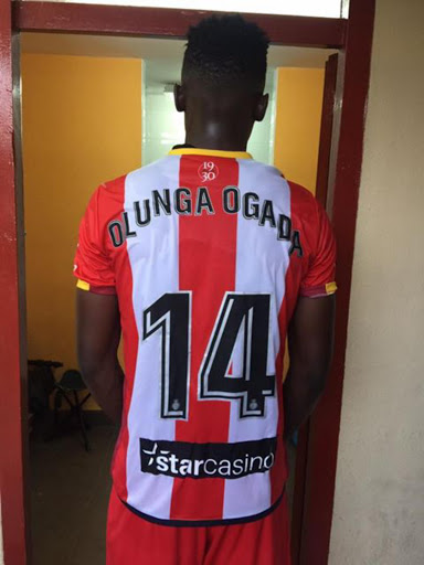 Olunga displays his new number 14 jersey written "Olunga Ogada" after completing his loan move to Girona Fc