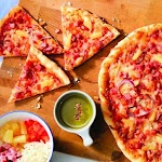 Sweet and Savoury Hawaiian Pizza was pinched from <a href="http://foryourlife.ca/appetizing-after-school-bites/" target="_blank">foryourlife.ca.</a>