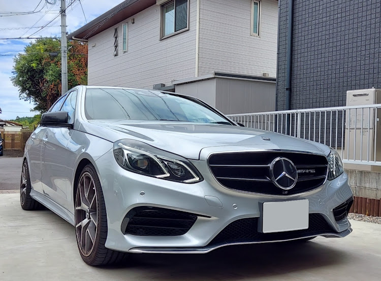 Eクラス セダンのw212・AMG・フロントスポイラー・トリム・スプリッターに関するカスタム事例の投稿画像3枚目