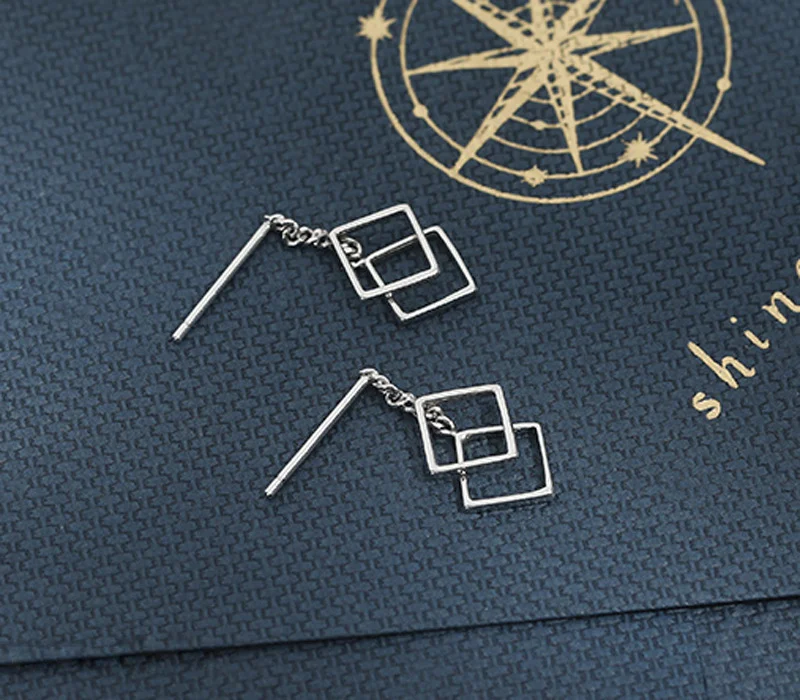 Eenvoudige geometrische vierkante oorbellen voor dames. Moderne, minimalistische oorbellen. Perfect voor dagelijks gebruik en als cadeau.
