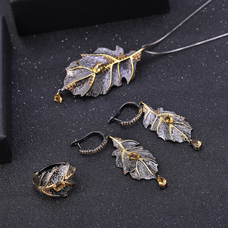 Personalisierte Halskette und Ohrringe aus 925er Silber mit natürlichen Farbsteinen. Einzigartiges Design, perfekt für Geschenke.