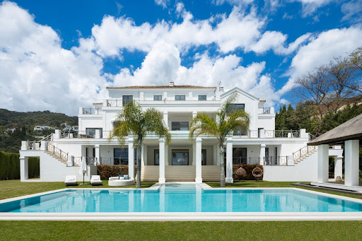 Propriété avec piscine et jardin 1