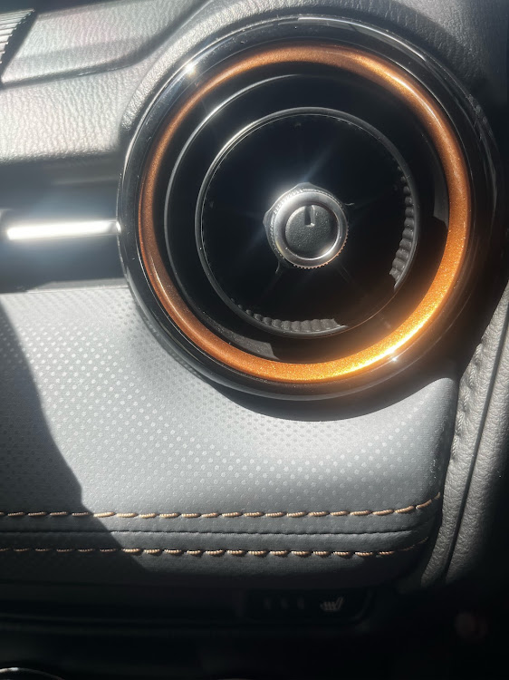 CX-3のCX-3・Vivid Monotone・シフトノブ・シフトブーツ・スーパーエッジーに関するカスタム事例の投稿画像3枚目
