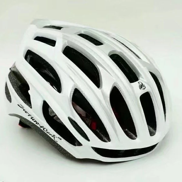 Casque de vélo à éclairage intégré pour une sécurité accrue. Profitez d'une visibilité optimale et d'une protection fiable pendant vos sorties.