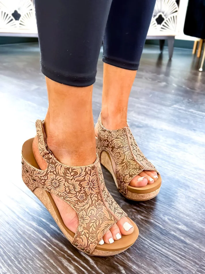 Sandalias de cuña para mujer con plataforma, puntera abierta y remaches. Elegancia y comodidad para tus pies, ideales para cualquier ocasión.