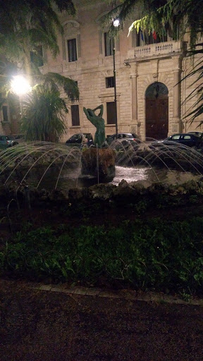 Living Statue Dancing in the Fountain