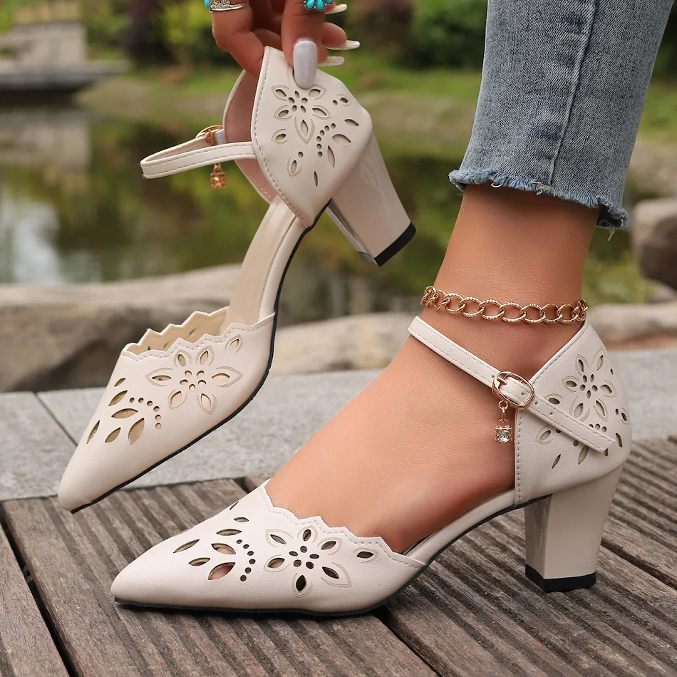 Sandale à talon moyen casual pour femme avec ceinture, idéale pour un style quotidien confortable et élégant.