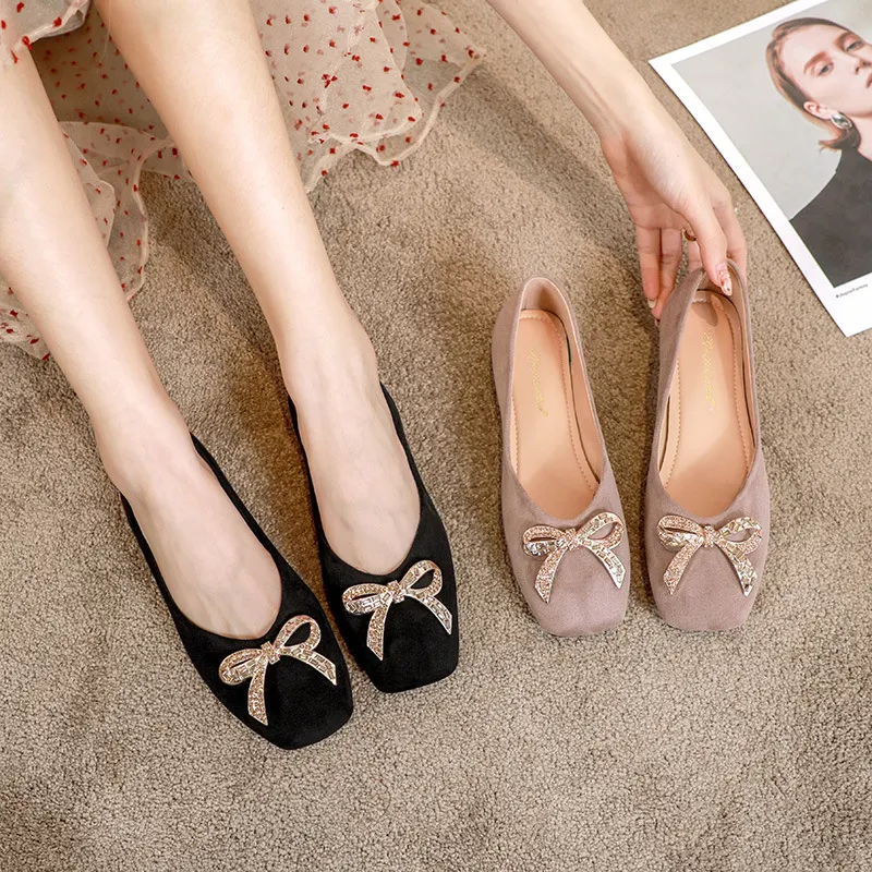 Sapatos femininos rasos com strass, bico quadrado e sola reta. Conforto e estilo para o dia a dia. Sinta-se fabulosa!