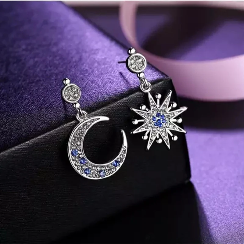 Zilveren asymmetrische ster- en maan oorknopjes met strass steentjes. Mode, eenvoudig en perfect om je outfit op te fleuren.
