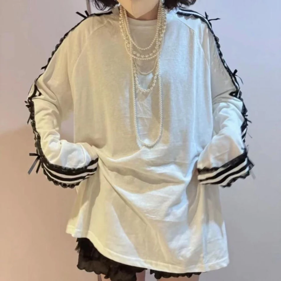 Top de manga larga con lazo y tira de borde blanco de encaje con costuras y cuello redondo