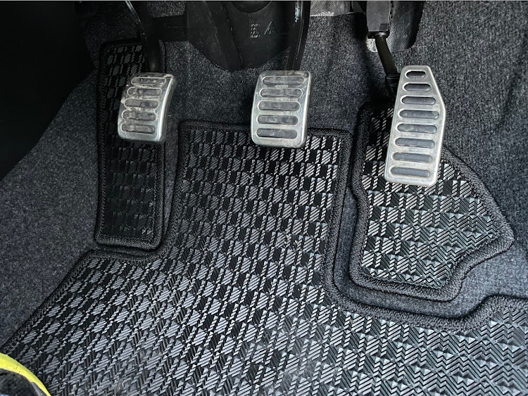 スイフトスポーツのZC33S・慣らし運転継続中・フロアマットに関するカスタム事例の投稿画像1枚目