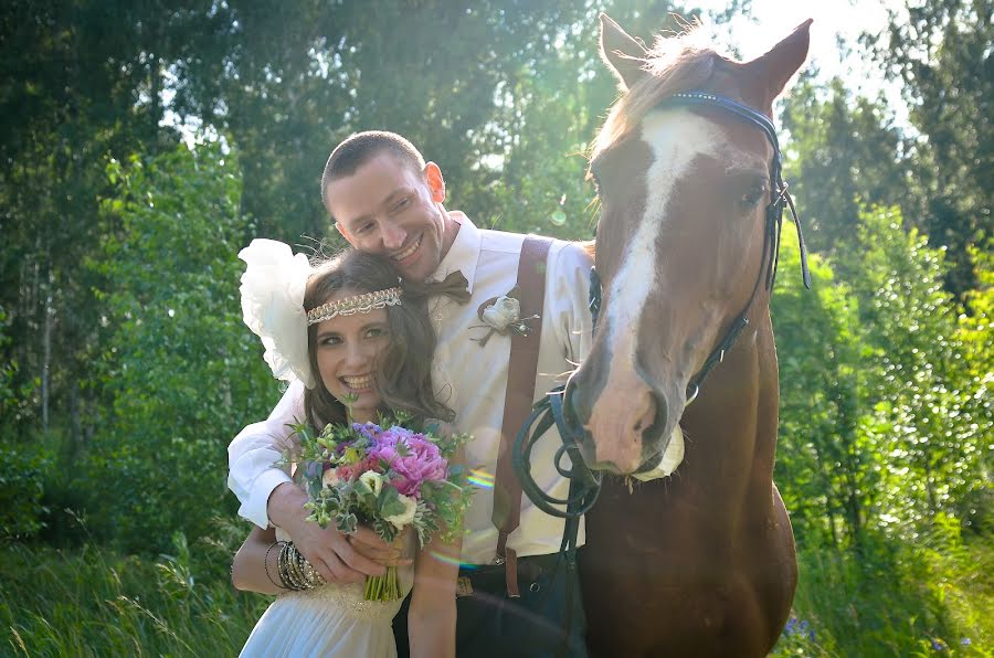 Fotógrafo de casamento Darya Zaozerova (dashutaz). Foto de 20 de outubro 2014