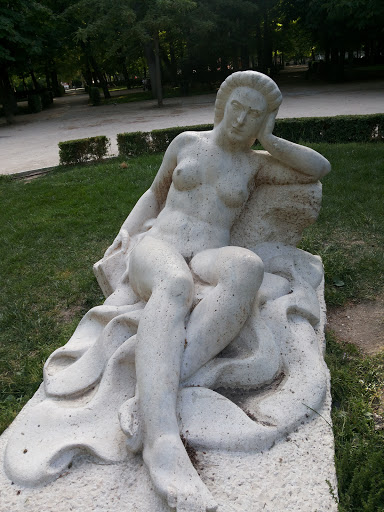 Retiro - Donna sdraiata