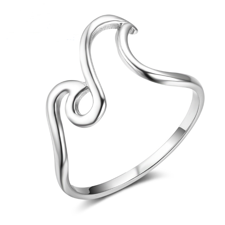 Anel de onda prateada. Leve a beleza do oceano com você. Design elegante e moderno, perfeito para complementar seu look com um toque de sofisticação.