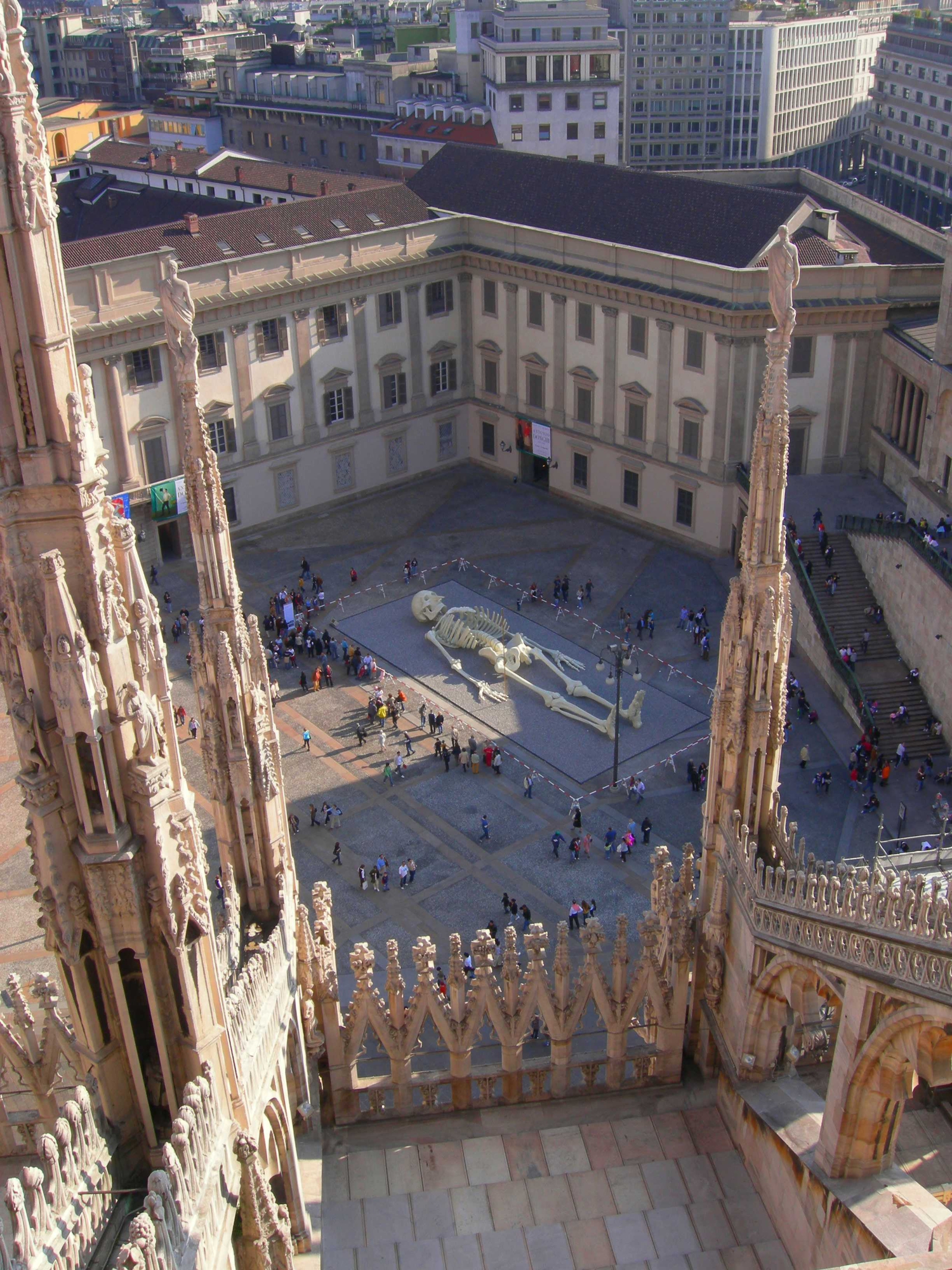 esposizione in piazza duomo di dan