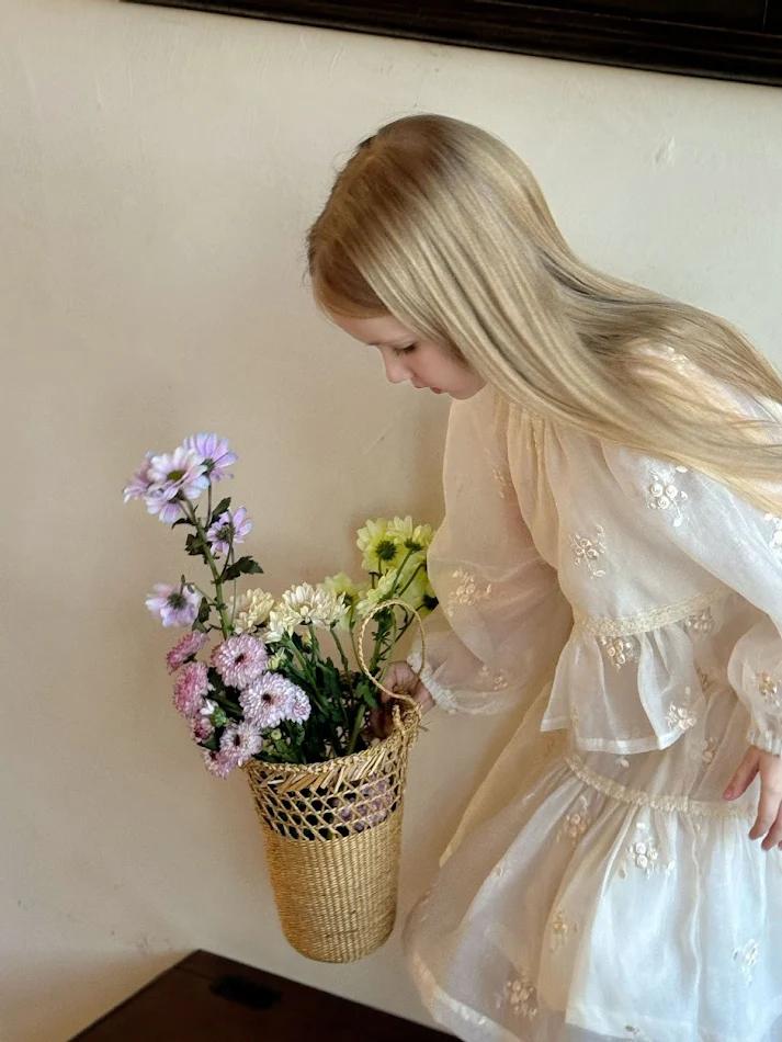 Ensemble jupe et pull en fil pour filles Élégance et confort dans un design moderne. Idéal pour toutes les occasions. Doux, respirant et à la mode. Parfait pour l'été.