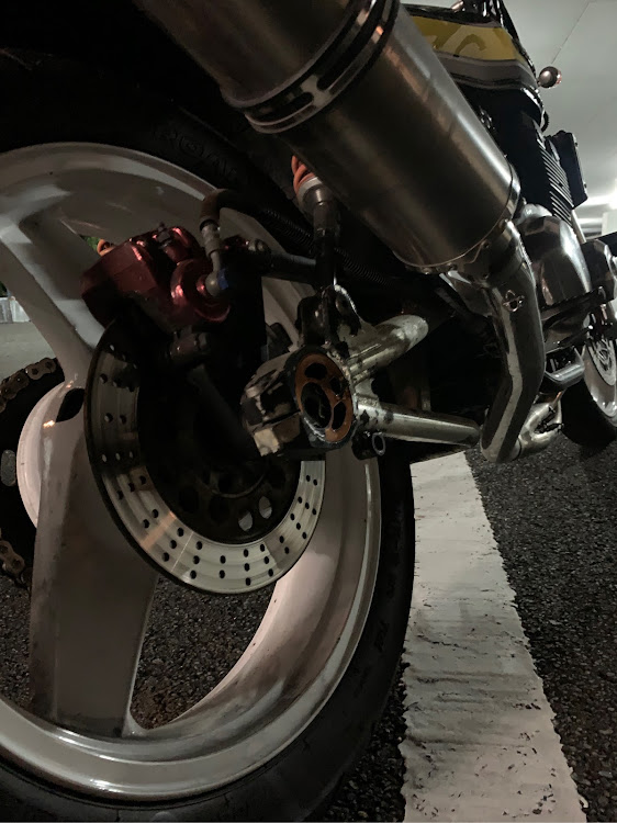 8810さんが投稿したバイク・ZRX400・カワサキ・Kawasaki・かっこいいに関するカスタム事例の投稿画像1枚目