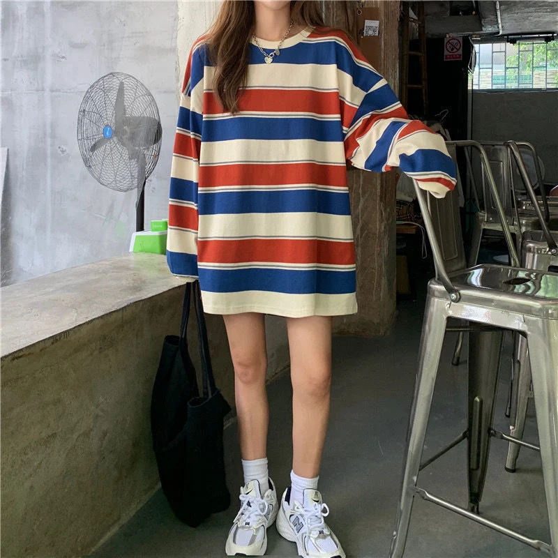 T-shirt femme style coréen, ample et rayée, à manches longues. Confort et style décontracté pour toutes les occasions.