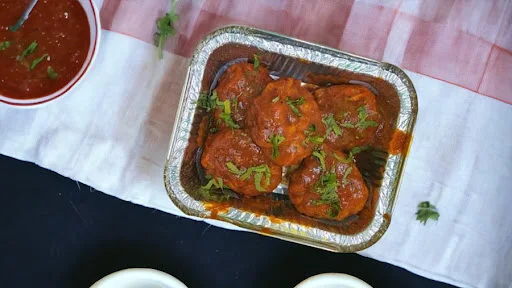 Veg Chilli Gravy Momos [8 Pieces]